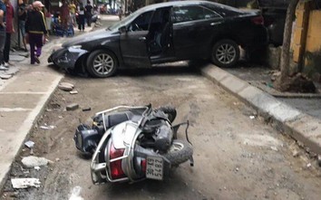 Nữ tài xế lùi ô tô cán chết một người đi xe máy trên phố Khương Trung