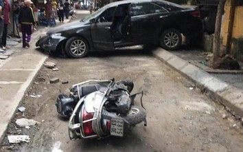 Cận cảnh tình huống nữ tài xế lùi xe chết người tại phố Khương Trung