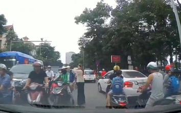 Video: Người phụ nữ ngoại quốc “nổi đoá” với kiểu lái xe của tài xế Việt