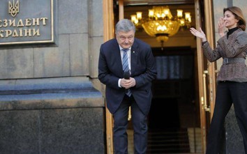 Tổng thống sắp mãn nhiệm Poroshenko bị cấm rời khỏi Ukraine