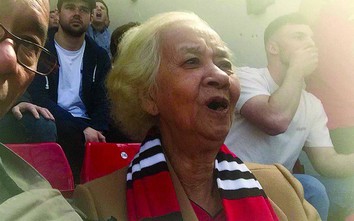Cụ bà 77 tuổi thỏa ước mơ được đến SVĐ Old Trafford