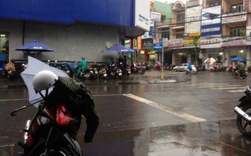 Cơn mưa "vàng"... tiễn đợt nắng nóng "khủng khiếp" tại Quảng Trị, Huế
