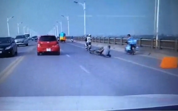 Thanh niên đi xe máy ngã sấp mặt do đâm phải hàng xe phía trước đánh rơi