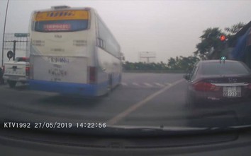 Video: Xe khách Hoàng Hà chèn ép, tạt đầu xe con để vượt đèn đỏ