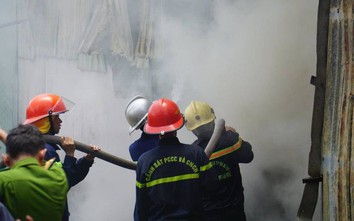 Gần 100 cảnh sát "vật lộn" với đám cháy lớn tại xưởng sản xuất nhang