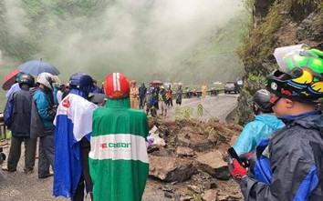 Sạt lở đất đá ở đèo Mã Pì Lèng, 2 du khách bị thương