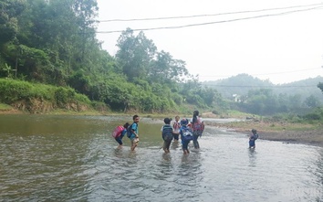UBND huyện Tân Lạc nói gì về cảnh học sinh lội suối đến trường ở Hòa Bình?
