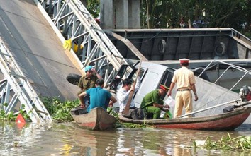 Hoàn tất trục vớt ô tô tải rơi xuống sông tại cầu Tân Nghĩa