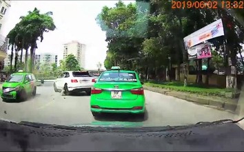 Video: Xe sang Bentley vượt ẩu bị xe taxi đâm gẫy trục bánh sau
