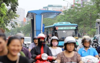 Video: Nhà chờ xe buýt bỗng nhiên “mọc” giữa đường phố Hà Nội
