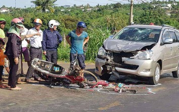 Xe máy chạy lấn làn tông ô tô, hai thanh niên bị thương nặng