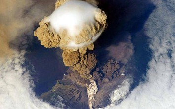 Núi lửa phun trào ở quần đảo Kuril gây ảnh hưởng tới hàng không