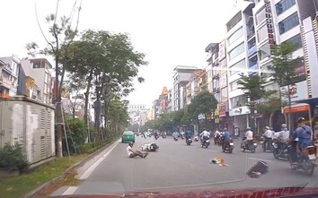 Video: Bà cụ đi bộ sang đường bị xe máy tông gục tại chỗ