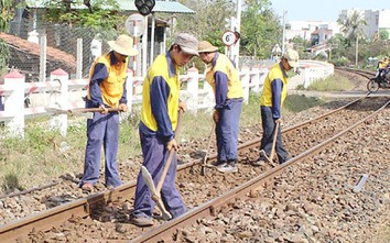 Dãi nắng dầm mưa bảo đảm an toàn chạy tàu