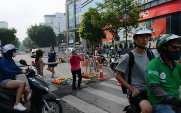 Hà Nội: Đường Trần Hưng Đạo nhan nhản xe chạy ngược chiều sau rào chắn