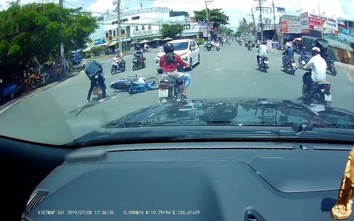 Video: Hạ gục cặp đôi trên xe máy, nữ 'ninja' mặt lạnh như tiền bỏ đi