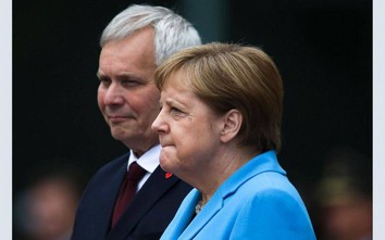 Video: Thủ tướng Đức Angela Merkel lại bị run lẩy bẩy