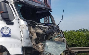 Hiện trường vụ tai nạn khiến xe tải nát đầu trên cao tốc Pháp Vân - Cầu Giẽ