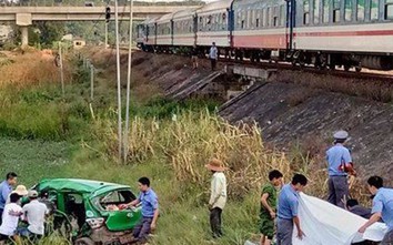 Video: Cận cảnh taxi Mai Linh gặp nạn khi bất cẩn băng qua đường sắt