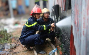 Lính cứu hỏa chật vật cứu kho hàng ở Bắc Giang