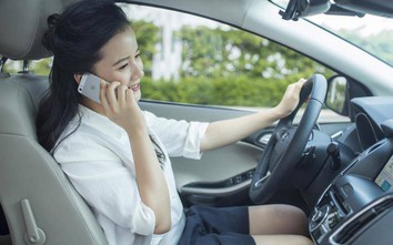 Sử dụng điện thoại khi lái xe có thể bị phạt tới 5 triệu đồng
