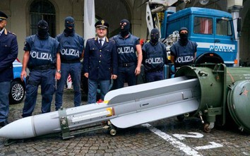 Italy bất ngờ phát hiện tên lửa không đối không trong nhà chứa máy bay