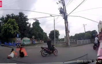Video: Nam thanh niên đi xe máy ẩu, suýt "hại đời" 2 bạn gái xinh đẹp
