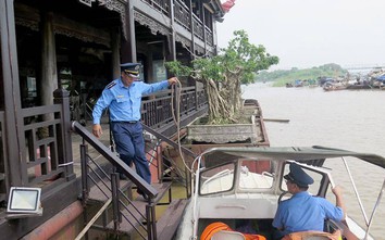 Nguy hiểm hàng loạt nhà hàng nổi vô chủ trên sông Hồng