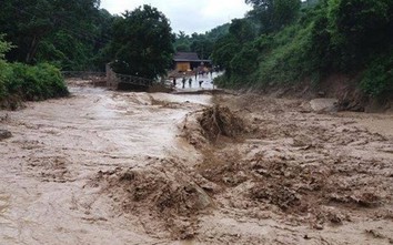 Khẩn cấp di dời 7 hộ dân có nguy cơ ngập lũ ở Sơn La
