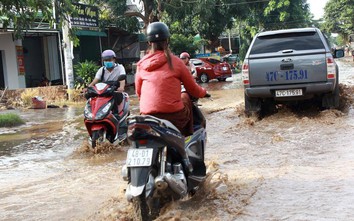 Cứ mưa QL28 lại "biến thành sông", người dân "đắp đê" ngăn nước