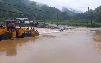 Video: Liều mạng vượt qua đoạn đường ngập, ô tô con bị lũ cuốn trôi