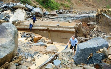Đất, đá sạt lở gây ách tắc nhiều tuyến đường lên huyện Mường Lát