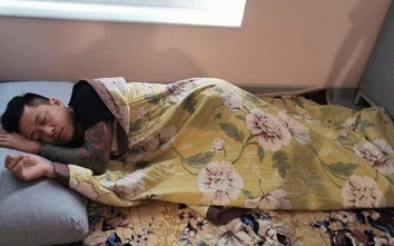Ca sĩ Tuấn Hưng ngủ dưới sàn nhà khi trông vợ sinh nở