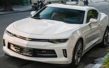 Siêu xe Chevrolet Camaro RS màu trắng xuất hiện trên đường phố Việt