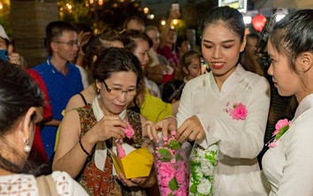 Thả hoa đăng, thắp sáng 7 đài sen lớn mùa lễ Vu Lan ở Hội An