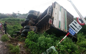Xe tải lao xuống vực sau tông sập thành cầu, tài xế may mắn thoát chết
