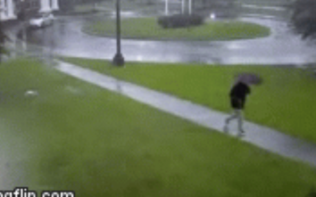 Hoảng hồn khoảnh khắc sét đánh trúng người đàn ông đi bộ dưới mưa