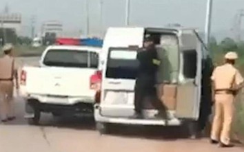 Video: Cảnh sát truy đuổi xe khách trên cao tốc Hà Nội-Bắc Giang như phim
