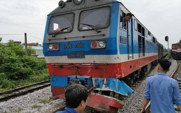 Qua đường ray chết máy, xe tải bị tàu hỏa đâm văng xuống ruộng