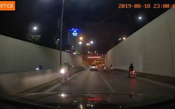 Video: Khiếp vía cảnh xe máy "đóng" ngược chiều trong hầm Kim Liên