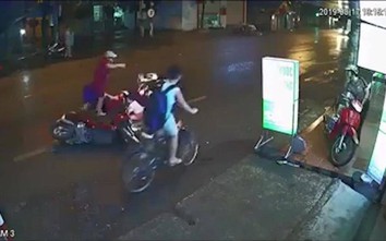 Video: Người phụ nữ suýt mất con vì đứng giữa đường mặc áo mưa