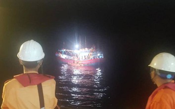 Tàu SAR 412 vượt biển xuyên đêm cứu ngư dân thoát "cửa tử"