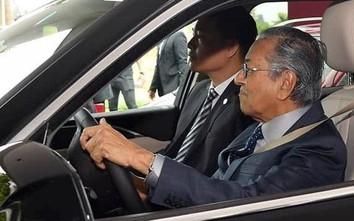 Thủ tướng Malaysia chạy tốc độ hơn 100km/h khi lái thử xe VinFast
