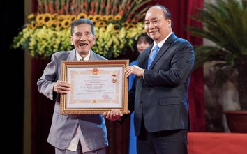 "Lão nông" Trần Hạnh nhận danh hiệu NSND ở tuổi 90