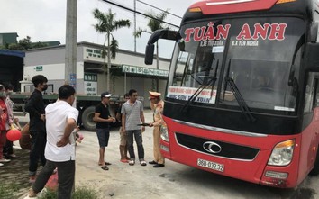 Hà Nội: CSGT chặn bắt xe khách 46 chỗ nhồi 87 người trên đường Hồ Chí Minh