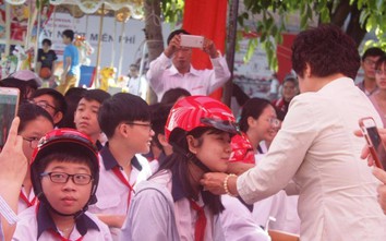 HEAD Sơn Minh trao tặng 300 mũ bảo hiểm cho học sinh quận 9