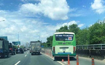Kinh hoàng xe buýt bẻ lái chạy làn xe máy đoạn cuối cao tốc về Mai Chí Thọ