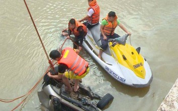 Vẫn đang nỗ lực tìm kiếm tài xế xe taxi mất tích dưới sông Cầu Chày