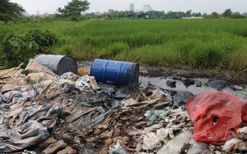Bùng phát nạn đổ trộm chất thải công nghiệp ở Đại lộ Thăng Long