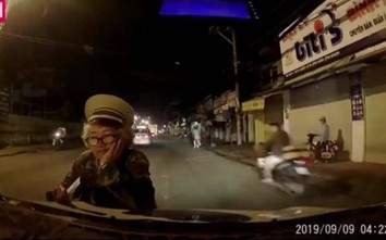 Video: Người phụ nữ lớn tuổi, chặn đầu ô tô để... bán vé số